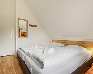Badkamer met kinderbad in Het Land van Bartje, 8-persoons vakantiehuis in Ees, Noord Drenthe.
