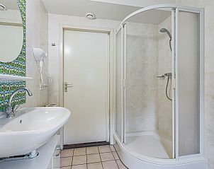 Bungalow met rieten dak in groene omgeving bij Het Land van Bartje, 8-persoons kinderboerderij in Ees, Drenthe.