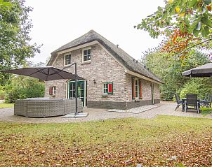 Zonnig terras bij Het Land van Bartje 10-persoons boerderij in Ees, Noord Drenthe.