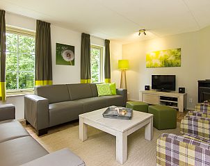 Lichte en moderne woonkamer in Het Land van Bartje 10-persoons vakantiehuis, Ees.