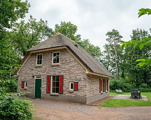Luxe badkamer met bad in Het Land van Bartje 10-persoons boerderij, Ees, Noord Drenthe.