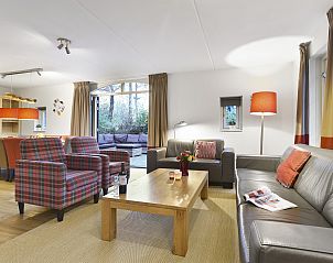 Gezellige slaapkamer met eenpersoonsbedden in Het Land van Bartje 10-persoons boerderij, Ees.