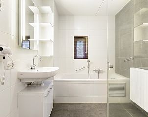 Knusse slaapkamer met tweepersoonsbed in Het Land van Bartje 10-persoons boerderij, Ees.