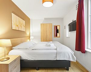 Ruime slaapkamer met uitzicht in Het Land van Bartje 10-persoons vakantiehuis, Ees.