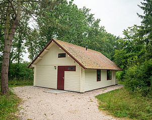 Stijlvolle badkamer in Het Land van Bartje 4-persoons bungalow 4B1, Ees, Noord Drenthe, met moderne douche en tegelwerk.