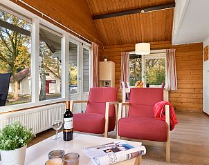 Gezellige zolderkamer in Het Land van Bartje 4-persoons bungalow 4B1, Ees, Drenthe, met houten details en comfortabele slaapruimte.