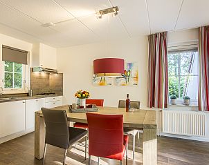 Slaapkamer met twee bedden en natuurlijke lichtinval in Het Land van Bartje, Ees, Noord Drenthe.