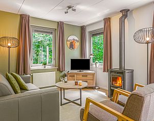 Moderne keuken met uitzicht op natuur in Het Land van Bartje, 4-persoons landhuis in Ees, Drenthe.