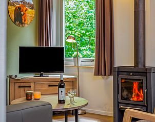 Terras met tuinmeubilair in Het Land van Bartje, 4-persoons vakantieaccommodatie in Ees, Noord Drenthe.