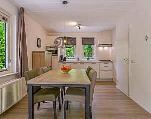 Buitenterras met wijn en glazen in Het Land van Bartje, 4-persoons landhuis in Ees, Drenthe.