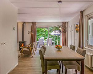 Slaapkamer met tweepersoonsbed en warme verlichting in Het Land van Bartje, Ees, Noord Drenthe.