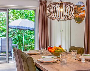 Moderne badkamer met douche en wastafel in Het Land van Bartje, 4-persoons vakantiehuis in Ees, Drenthe.