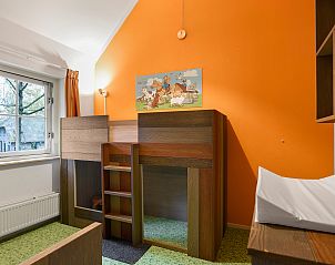 Stijlvolle zithoek in Het Land van Bartje 10-persoons kinderboerderij, Ees, Drenthe, met moderne inrichting.