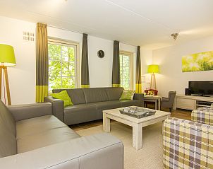 Slaapkamer met tweepersoonsbed in Het Land van Bartje 10-persoons kinderboerderij, Ees, Drenthe.