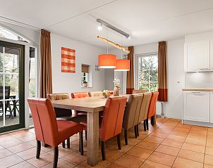 Slaapkamer met tv in Het Land van Bartje 10-persoons kinderboerderij, Ees, Drenthe, met uitzicht op de natuur.