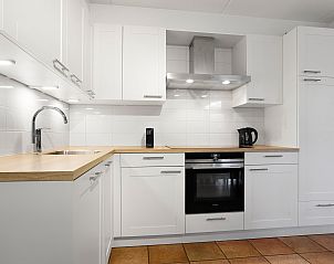 Luxe badkamer in Het Land van Bartje 10-persoons kinderboerderij, Ees, Drenthe, met moderne voorzieningen.