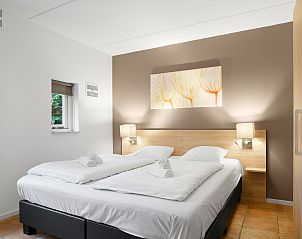 Slaapkamer met tweepersoonsbed in Het Land van Bartje 10-persoons kinderboerderij, Ees, Drenthe, met natuurlijke lichtinval.