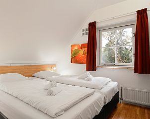 Slaapkamer met uitzicht in Het Land van Bartje 10-persoons kinderboerderij, Ees, Drenthe, knus en comfortabel.