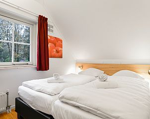 Slaapkamer met drie bedden in Het Land van Bartje 10-persoons kinderboerderij, Ees, Drenthe, ideaal voor kinderen.