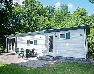 Gezellige woonkamer in Het Land van Bartje's 4-persoons stacaravan in Ees, Drenthe, met uitzicht op de groene natuur.
