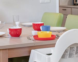 Buitenzijde van Het Land van Bartje 4-persoons peuterstacaravan met veranda in Ees, Drenthe.