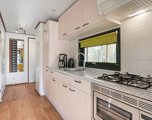 Moderne woonkamer in Het Land van Bartje, 4-persoons peuterstacaravan in Ees, Drenthe.