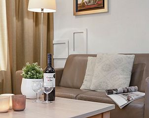 Lichte woonkamer met uitzicht in Het Land van Bartje, 4-persoons peuterstacaravan in Ees.