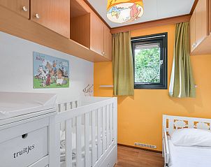 Gezellige zithoek in Het Land van Bartje 4-persoons peuterstacaravan in Ees, Noord Drenthe.