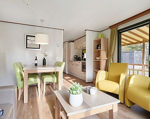 Badkamer met dubbele wastafel in Het Land van Bartje, 4-persoons peuterstacaravan in Ees.