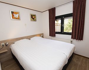 Gezellige zithoek met wijn in Het Land van Bartje, 4-persoons peuterstacaravan in Ees.