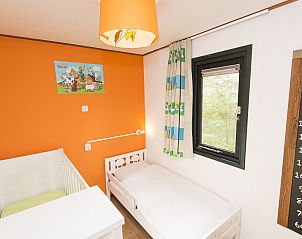 Veranda met uitzicht op speeltuin in Het Land van Bartje, 4-persoons peuterstacaravan in Ees.