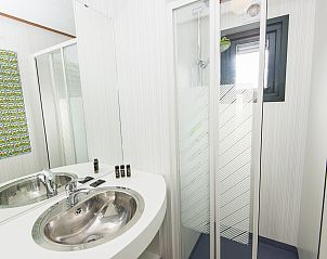 Keuken met apparatuur in Het Land van Bartje, 4-persoons peuterstacaravan te Ees, Drenthe.