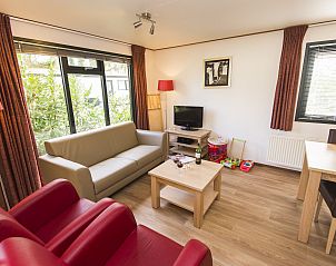 Ruime veranda in Het Land van Bartje 4-persoons peuterstacaravan in Ees, Noord Drenthe.