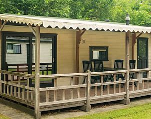 Gezellige woonkamer in Het Land van Bartje 4-persoons stacaravan 4BCV in Ees, Drenthe, met comfortabele zithoek en eettafel.