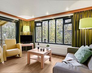 Eetruimte in Het Land van Bartje, een 4-persoons stacaravan in Ees, Drenthe, met moderne inrichting en groene accenten.