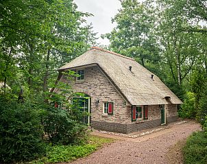 Knusse hoek met open haard in Het Land van Bartje 6-persoons boerderij, Ees, Noord Drenthe. Perfect voor ontspanning.