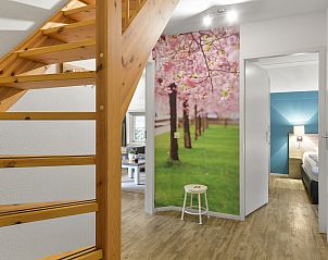 Stijlvolle slaapkamer met leeslamp in Het Land van Bartje 6-persoons boerderij, Ees, Noord Drenthe. Perfect voor rust en privacy.