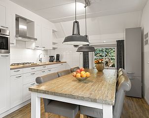 Moderne badkamer in Het Land van Bartje 6-persoons boerderij, Ees, Noord Drenthe. Voorzien van alle gemakken.