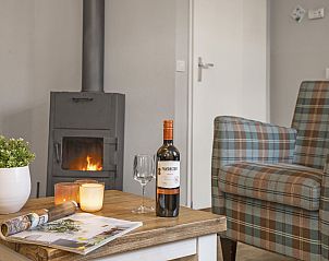 Ruime slaapkamer met tweepersoonsbed in Het Land van Bartje 6-persoons boerderij, Ees, Drenthe. Ideaal voor gezinnen.