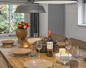 Gezinsvriendelijke slaapkamer met ledikant in Het Land van Bartje 6-persoons boerderij, Ees, Noord Drenthe. Comfort voor alle leeftijden.