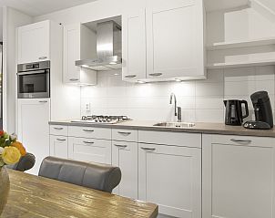 Kinderbedje in de slaapkamer van Het Land van Bartje 6-persoons boerderij, Ees, Drenthe. Familievriendelijk verblijf.