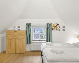 Slaapkamer met eenpersoonsbedden in Het Land van Bartje 6-persoons boerderij, Ees, Noord Drenthe. Geschikt voor kinderen.