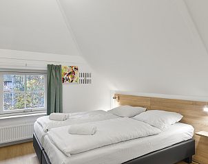 Slaapkamer met twee eenpersoonsbedden in Het Land van Bartje 6-persoons boerderij, Ees, Drenthe. Comfortabel en ruim.