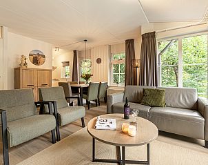 Buiten dineren op terras van Het Land van Bartje, 5-persoons bungalow in Ees, Noord Drenthe.