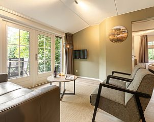 Lichte slaapkamer met tweepersoonsbed in Het Land van Bartje, 5-persoons vakantiehuis Drenthe.