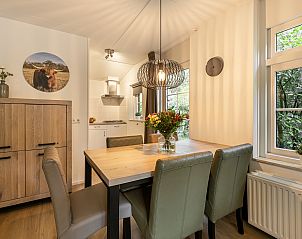 Luxe badkamer met bad en douche in Het Land van Bartje, 5-persoons landhuis in Ees, Drenthe.