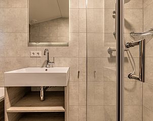 Stijlvolle wastafel in badkamer van Het Land van Bartje, 5-persoons vakantiehuis in Ees, Drenthe.