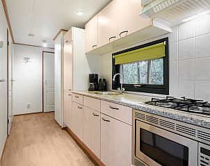 Buitenkant van Het Land van Bartje stacaravan, Ees, Noord Drenthe, met natuurlijke omgeving.