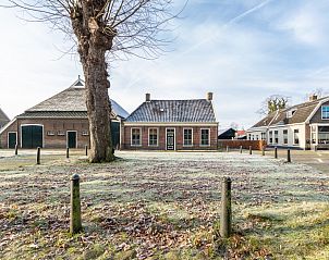Slaapkamer in DG984 vakantiehuis, Vries, Drenthe, met twee eenpersoonsbedden en uitzicht.