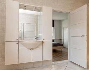 Moderne badkamer in DG984 vakantiehuis, Vries, Drenthe, met stijlvolle tegels.